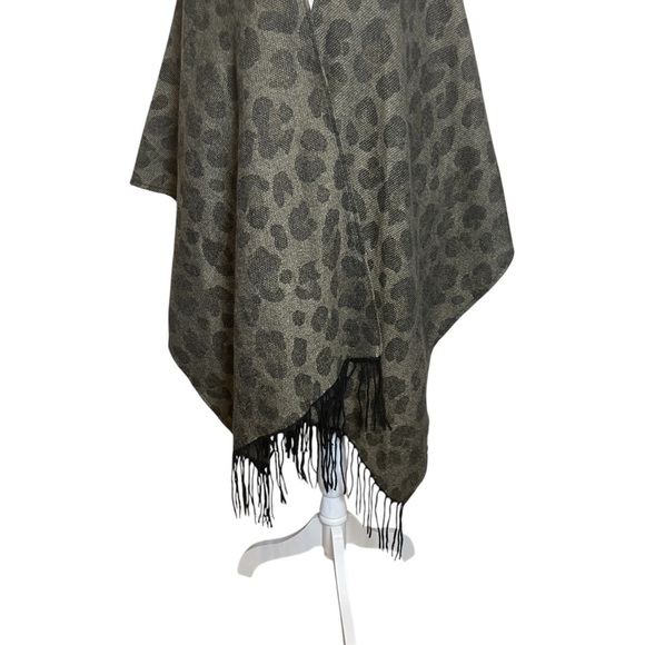 Woolrich One Size Women’s Gray Black Animal Print Shawl Poncho Fringed Soft Warm - Picture 3 of 9